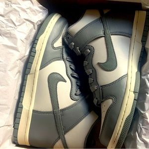 Nike dunk high (gs) size 5.5Y